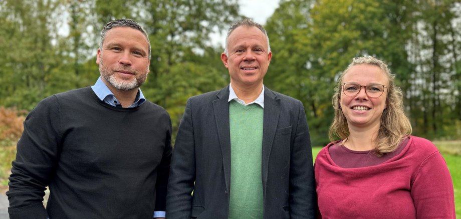 Das Bild zeigt den neuen Hausarzt Andreas Gerhardt gemeinsam mit 1. Bürgermeister Martin Finzel und die Leiterin des Sozialbereiches Dorothee Gerhardt