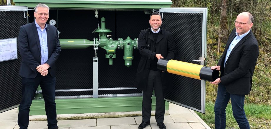 Wilhelm Austen, Bürgermeister Martin Finzel und Jürgen Zimmerlein vor der im Jahr 2018 neu errichteten Gasdruckregelungsanlage, dem jüngsten Investitionsprojekt der SÜC für ein stabile Gasversorgung in Ahorn